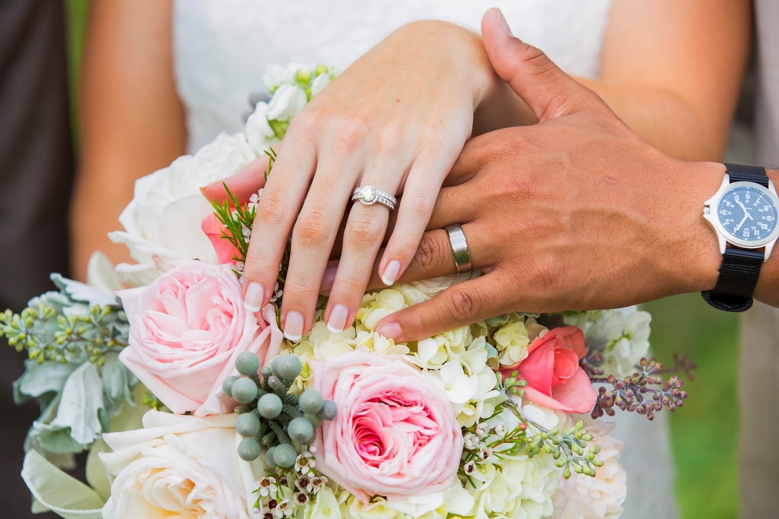 Nhẫn cưới đeo tay nào, ngón nào là đúng nhất? – Huy Thanh Jewelry
