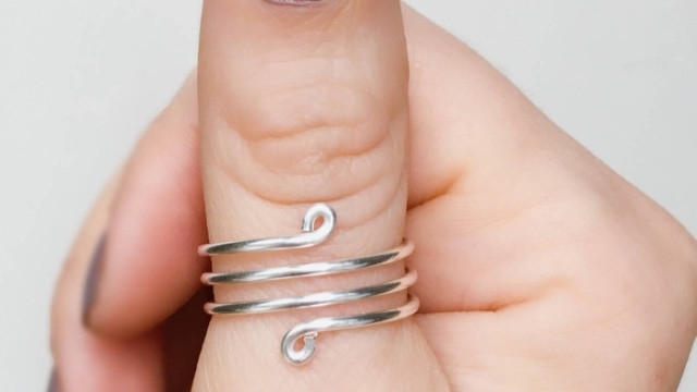 Xu hướng đeo nhẫn nữ theo bộ: Nghệ thuật trên từng ngón tay | ELLE